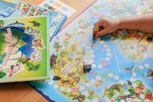 Новогодний подарок для любознательных. Животный мир Земли. Атлас с наклейками+игра-ходилка фото книги 4