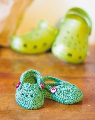 Вяжем обувь для малышей. Как у мамы с папой фото книги 7